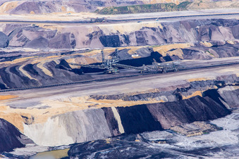 Photographie aérienne de Couches de morts-terrains et de charbon aux couleurs intéressantes dans la mine de lignite à ciel ouvert de Garzweiler à le quartier Borschemich in Erkelenz dans le département Rhénanie du Nord-Westphalie, Allemagne