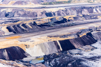 Vue oblique de Couches de morts-terrains et de charbon aux couleurs intéressantes dans la mine de lignite à ciel ouvert de Garzweiler à le quartier Borschemich in Erkelenz dans le département Rhénanie du Nord-Westphalie, Allemagne