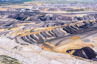 Couches de morts-terrains et de charbon aux couleurs intéressantes dans la mine de lignite à ciel ouvert de Garzweiler à le quartier Borschemich in Erkelenz dans le département Rhénanie du Nord-Westphalie, Allemagne depuis l'avion