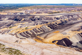 Vue d'oiseau de Couches de morts-terrains et de charbon aux couleurs intéressantes dans la mine de lignite à ciel ouvert de Garzweiler à le quartier Borschemich in Erkelenz dans le département Rhénanie du Nord-Westphalie, Allemagne