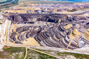 Couches de morts-terrains et de charbon aux couleurs intéressantes dans la mine de lignite à ciel ouvert de Garzweiler à le quartier Borschemich in Erkelenz dans le département Rhénanie du Nord-Westphalie, Allemagne vue du ciel