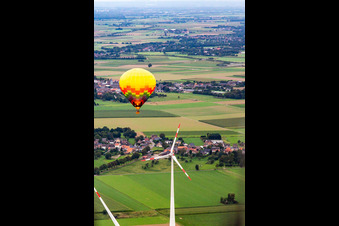 Vue aérienne de Montgolfière au parc éolien à le quartier Straeten in Heinsberg dans le département Rhénanie du Nord-Westphalie, Allemagne