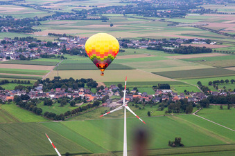Photographie aérienne de Montgolfière au parc éolien à le quartier Straeten in Heinsberg dans le département Rhénanie du Nord-Westphalie, Allemagne