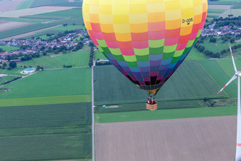 Photographie aérienne de Une montgolfière vole près de l'éolienne à le quartier Straeten in Heinsberg dans le département Rhénanie du Nord-Westphalie, Allemagne
