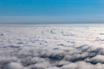 Vue aérienne de Parc éolien à Hatzenbühl dans les nuages à Hatzenbühl dans le département Rhénanie-Palatinat, Allemagne