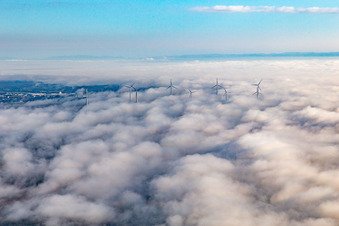 Vue aérienne de Les rotors du parc éolien près d'Offenbach s'élèvent au-dessus des nuages bas à Offenbach an der Queich dans le département Rhénanie-Palatinat, Allemagne