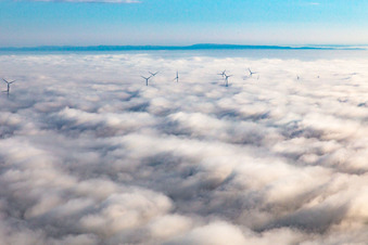 Vue aérienne de Les rotors du parc éolien près d'Offenbach s'élèvent au-dessus des nuages bas à Offenbach an der Queich dans le département Rhénanie-Palatinat, Allemagne