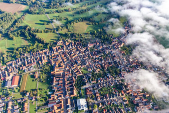 Vue aérienne de Village au bord des nuages à Steinweiler dans le département Rhénanie-Palatinat, Allemagne