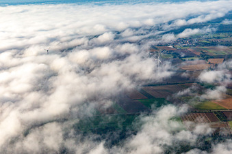 Vue aérienne de Parc éolien à Minfeld partiellement dans les nuages à Minfeld dans le département Rhénanie-Palatinat, Allemagne