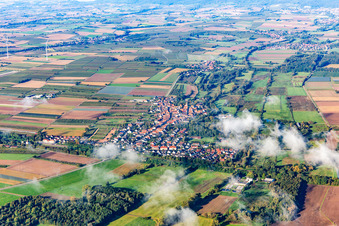Vue aérienne de Village avec des nuages venant de l'est à Winden dans le département Rhénanie-Palatinat, Allemagne