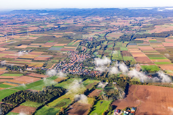 Vue aérienne de Village avec des nuages venant de l'est à Winden dans le département Rhénanie-Palatinat, Allemagne