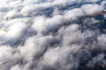 Vue aérienne de Parc éolien à Minfeld partiellement dans les nuages à Minfeld dans le département Rhénanie-Palatinat, Allemagne