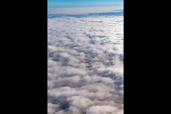 Vue aérienne de Les rotors du parc éolien à Hatzenbühl s'élèvent au-dessus des nuages bas à Hatzenbühl dans le département Rhénanie-Palatinat, Allemagne