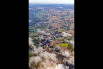 Vue aérienne de Village avec des nuages venant de l'est à Freckenfeld dans le département Rhénanie-Palatinat, Allemagne