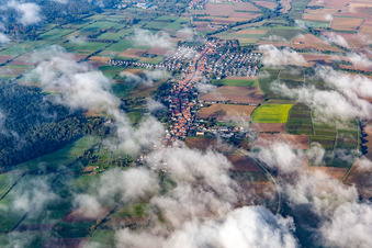 Vue aérienne de Village avec des nuages venant de l'est à Freckenfeld dans le département Rhénanie-Palatinat, Allemagne