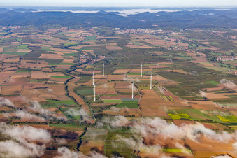 Vue aérienne de Parc éolien à Freckenfeld avec nuages à Freckenfeld dans le département Rhénanie-Palatinat, Allemagne