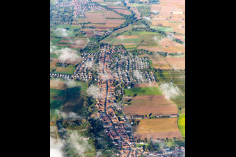 Photographie aérienne de Village avec des nuages venant de l'est à Freckenfeld dans le département Rhénanie-Palatinat, Allemagne