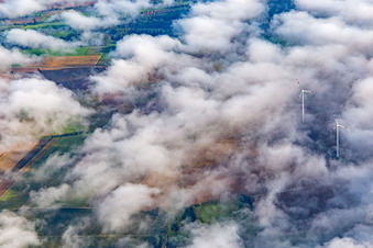 Vue oblique de Parc éolien à Minfeld partiellement dans les nuages à Minfeld dans le département Rhénanie-Palatinat, Allemagne