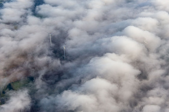 Parc éolien à Minfeld partiellement dans les nuages à Minfeld dans le département Rhénanie-Palatinat, Allemagne d'en haut