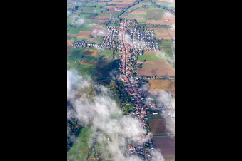Vue oblique de Village avec des nuages venant de l'est à Freckenfeld dans le département Rhénanie-Palatinat, Allemagne