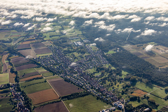 Vue aérienne de Ville vue de l'ouest à le quartier Schaidt in Wörth am Rhein dans le département Rhénanie-Palatinat, Allemagne
