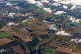 Vue aérienne de Parc éolien à Freckenfeld avec nuages à Freckenfeld dans le département Rhénanie-Palatinat, Allemagne