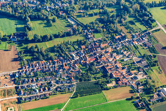Vue aérienne de Village du sud à le quartier Mühlhofen in Billigheim-Ingenheim dans le département Rhénanie-Palatinat, Allemagne