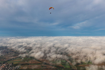 Vue aérienne de Parapente au-dessus du parc éolien Freckenfeld dans les nuages à Freckenfeld dans le département Rhénanie-Palatinat, Allemagne