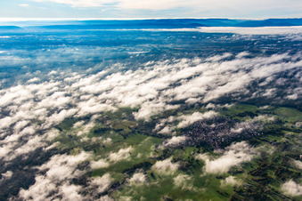 Vue aérienne de Une île dans le Bienwald sous les nuages à le quartier Büchelberg in Wörth am Rhein dans le département Rhénanie-Palatinat, Allemagne