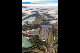 Vue aérienne de Effage Métal Usine de Lauterbourg et "Walon", l'un des principaux points de transbordement douanier pour les importations automobiles à Lauterbourg dans le département Bas Rhin, France