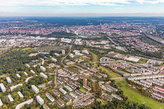 Vue aérienne de Rue Eugen-Geck à le quartier Oberreut in Karlsruhe dans le département Bade-Wurtemberg, Allemagne