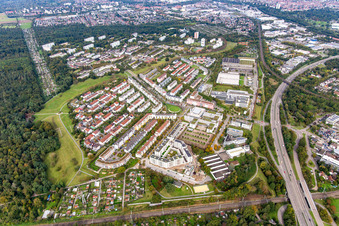 Vue aérienne de Quartier entre forêt, accès ferroviaire et autoroutier à le quartier Oberreut in Karlsruhe dans le département Bade-Wurtemberg, Allemagne