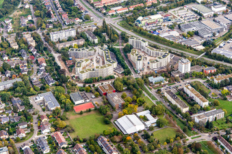 Vue aérienne de Grand chantier de construction de nouveaux bâtiments sur August-Dosenbach-Straße et Nilpferdweg à le quartier Daxlanden in Karlsruhe dans le département Bade-Wurtemberg, Allemagne