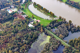 Vue aérienne de Rhin avec crue à Rheinstrandbad Rappenwört à le quartier Daxlanden in Karlsruhe dans le département Bade-Wurtemberg, Allemagne