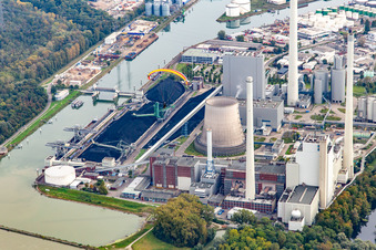Vue aérienne de Parapente à la centrale à vapeur de Rheinhafen Karlsruhe d'EnBW Energie Baden-Württemberg AG à le quartier Daxlanden in Karlsruhe dans le département Bade-Wurtemberg, Allemagne