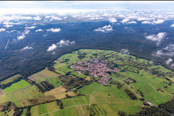 Une île dans le Bienwald sous les nuages à le quartier Büchelberg in Wörth am Rhein dans le département Rhénanie-Palatinat, Allemagne d'en haut