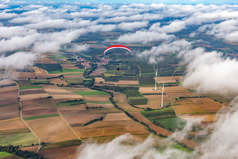 Vue aérienne de Parapente au-dessus du parc éolien Freckenfeld dans les nuages à Freckenfeld dans le département Rhénanie-Palatinat, Allemagne