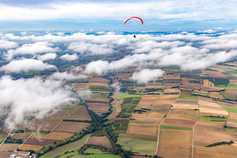 Vue aérienne de Parapente au-dessus du village dans les nuages à Vollmersweiler dans le département Rhénanie-Palatinat, Allemagne