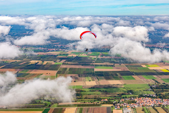 Vue aérienne de Parapente au-dessus du Billigheimer Bruch dans les nuages à Winden dans le département Rhénanie-Palatinat, Allemagne