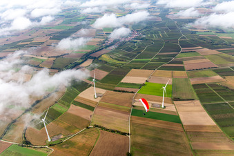 Vue aérienne de Parapente au-dessus du parc éolien Freckenfeld dans les nuages à Freckenfeld dans le département Rhénanie-Palatinat, Allemagne