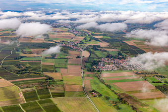 Vue aérienne de Les villageois sous les nuages d'automne à Oberhausen dans le département Rhénanie-Palatinat, Allemagne