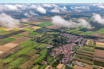 Vue aérienne de Village sous les nuages d'automne à Winden dans le département Rhénanie-Palatinat, Allemagne
