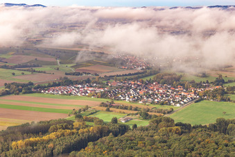 Vue aérienne de Village sous les nuages d'automne à Barbelroth dans le département Rhénanie-Palatinat, Allemagne