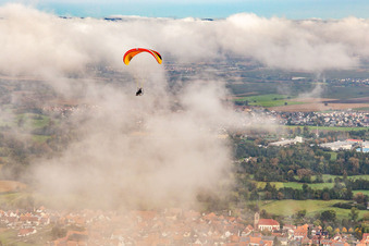 Vue aérienne de Village avec parapente sous les nuages d'automne à Steinweiler dans le département Rhénanie-Palatinat, Allemagne