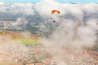 Vue aérienne de Village avec parapente sous les nuages d'automne à Steinweiler dans le département Rhénanie-Palatinat, Allemagne