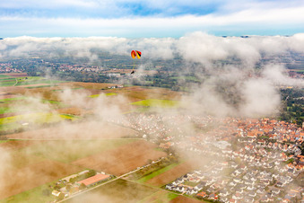 Photographie aérienne de Village avec parapente sous les nuages d'automne à Steinweiler dans le département Rhénanie-Palatinat, Allemagne
