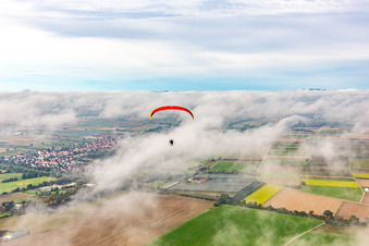 Vue aérienne de Village avec parapente sous les nuages d'automne à Winden dans le département Rhénanie-Palatinat, Allemagne