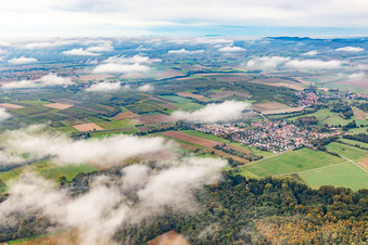 Vue aérienne de Village sous les nuages d'automne à Barbelroth dans le département Rhénanie-Palatinat, Allemagne