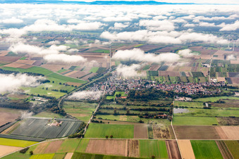 Vue aérienne de Village sous les nuages d'automne à Winden dans le département Rhénanie-Palatinat, Allemagne