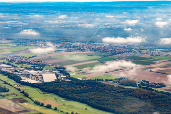 Vue aérienne de Village sous les nuages d'automne à Kandel dans le département Rhénanie-Palatinat, Allemagne